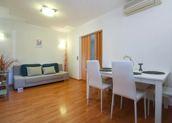 Richard 2319 Apartament Pjescana Uvala