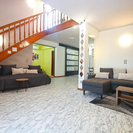 Richard 2319 Apartment